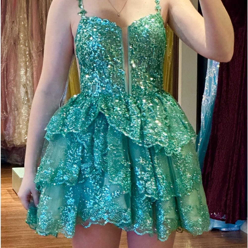 Gorgeous Amarra designer short dress in light green, new worn for 2 hours